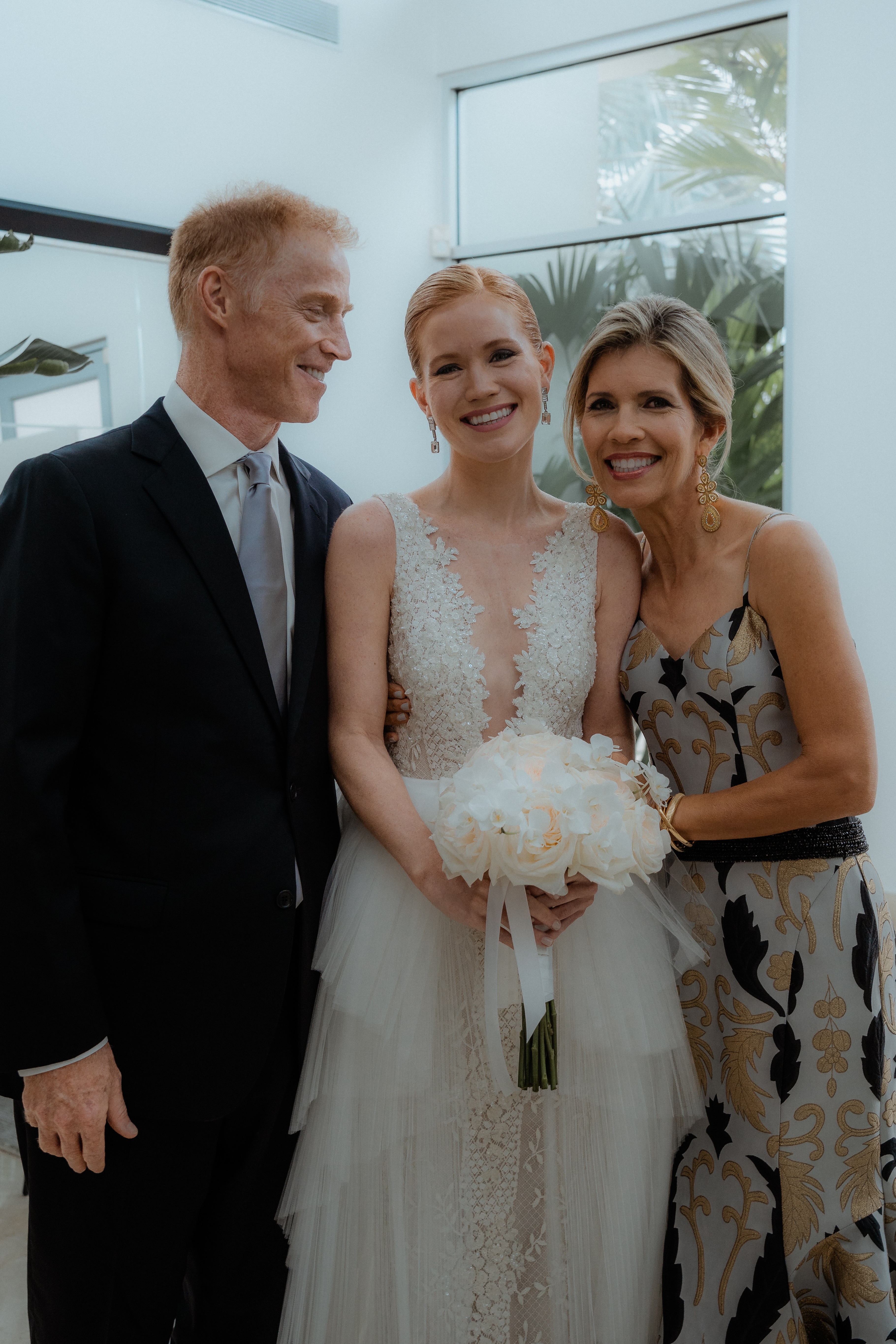 La novia junto a sus padres (Foto: Love Bears)