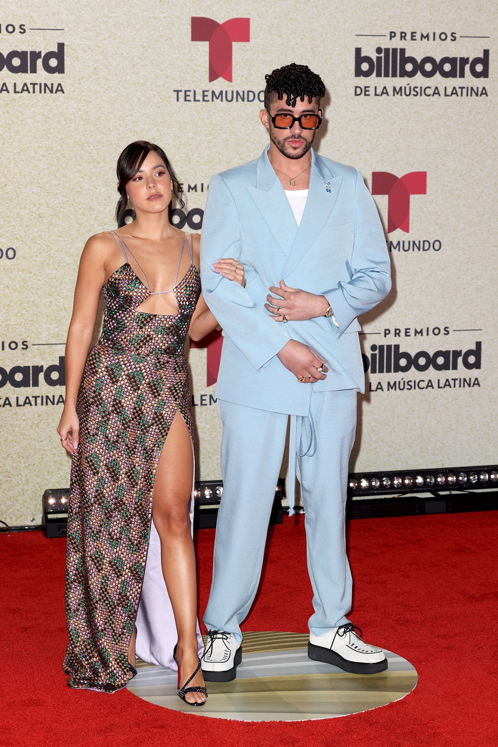 Bad Bunny junto a su pareja Gabriela Berlngeri. (Suministrada/ Telemundo)