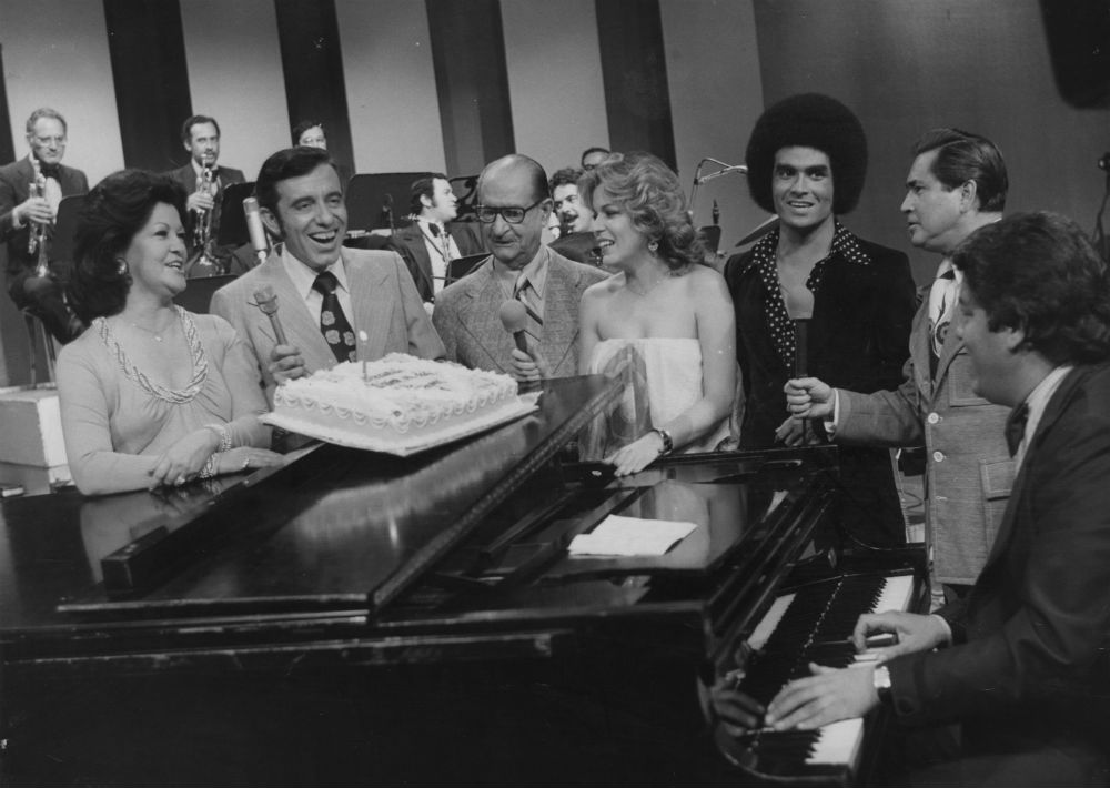 En septiembre de 1976 durante la grabación del programa “Música en dos tiempos”, Ednita Nazario (cuarta de izquierda a derecha) acompañada de Emma Roger, Gilbert Mamery, Rafael Quiñones Vidal, Wilkins, Pito Sepúlveda y Oscar Galende. (Foto: Archivo/ GFR Media)