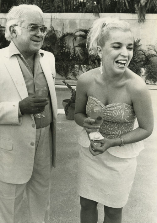 Desde principios de su carrera, la intérprete de “Ahora soy libre” llevó su cabello rubio. Aquí junto al productor Paquito Cordero en la década de 1980. (Foto: Archivo/ GFR Media)