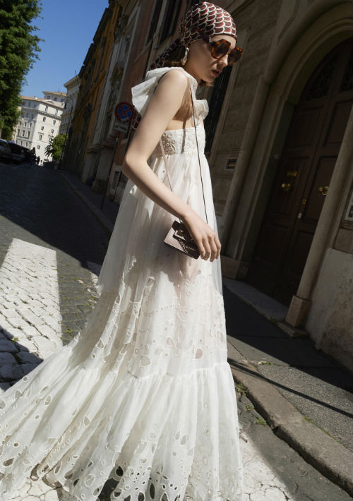 "MAXIDRESS". Vestido largo y casual que puedes llevar en diversas ocasiones con solo cambiar los zapatos, y los accesorios. (WGSN)