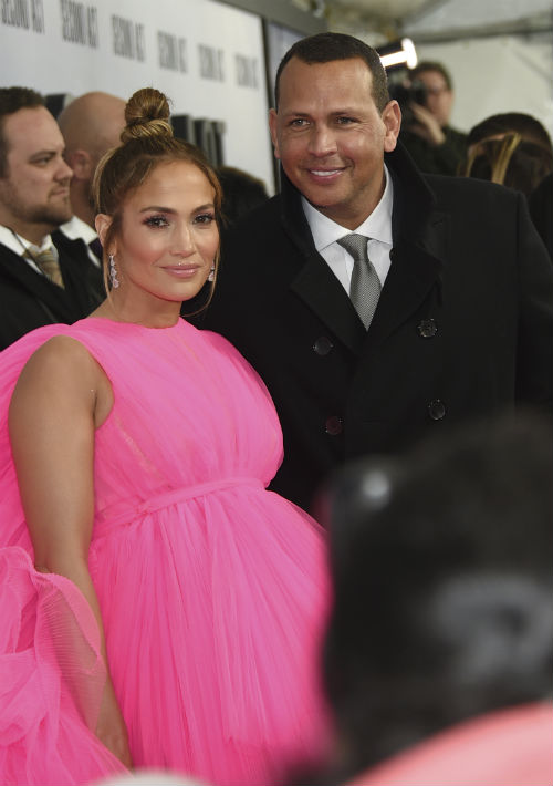 La actriz llegó a la alfombra roja acompañada de su pareja, el exYankee Alex Rodríguez. (AP)