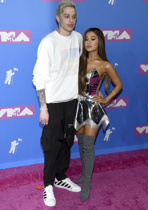 La cantante Ariana Grande llegó junto a su novio, el comediante Pete Davidson (AP)