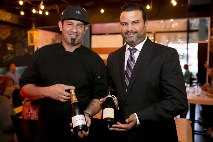 Chef Pedro Torres junto al somelier Mario Rodríguez.