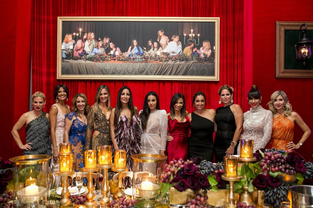 Mesa de la diseñadora Stella Nolasco, quien incorporó un cuadro de su versión de “La última cena”. (Foto: Xavier García)