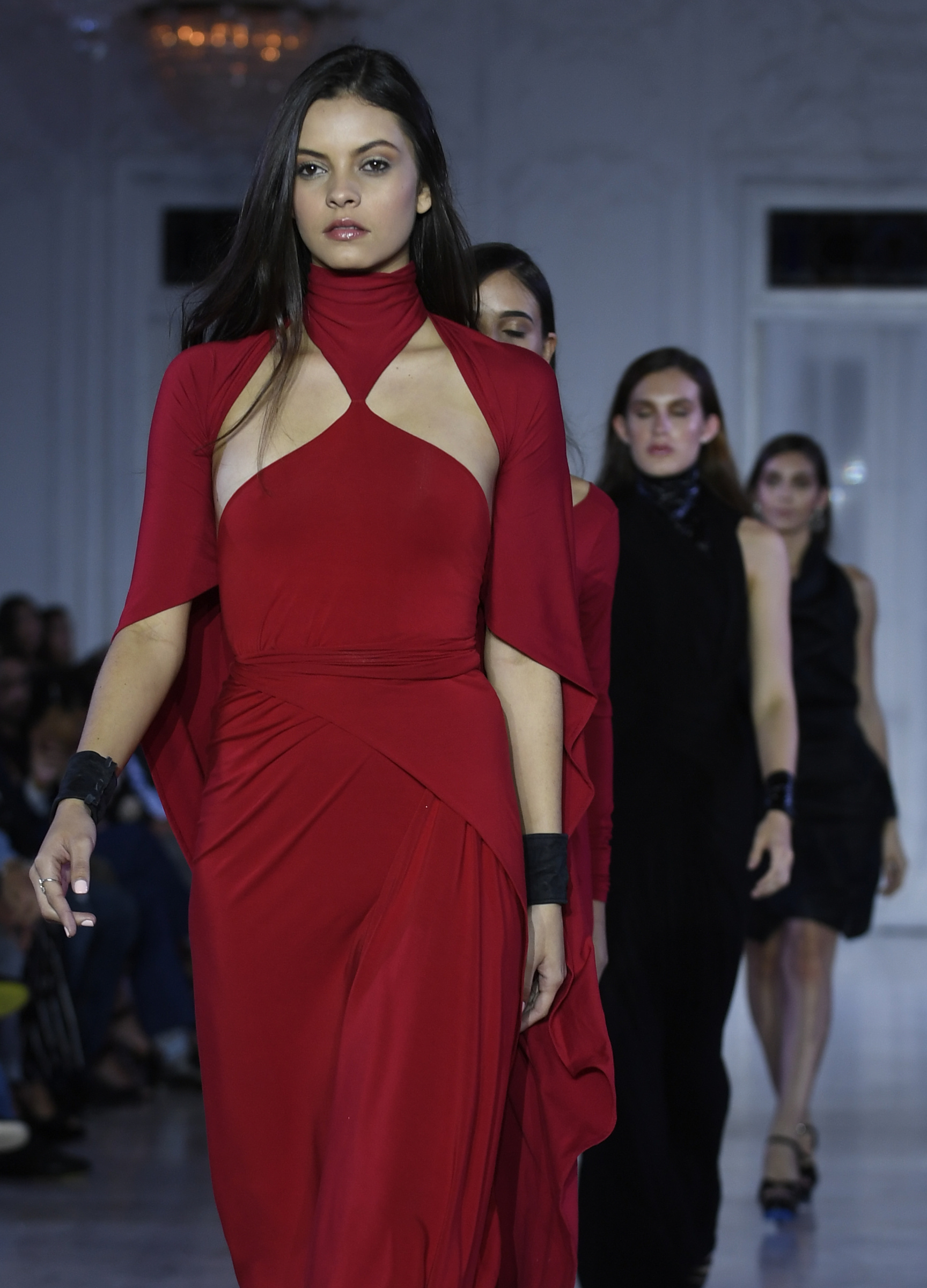 Jeanette Limas se llevó una ovación por sus vestidos rojos. Foto Ángel Luis García