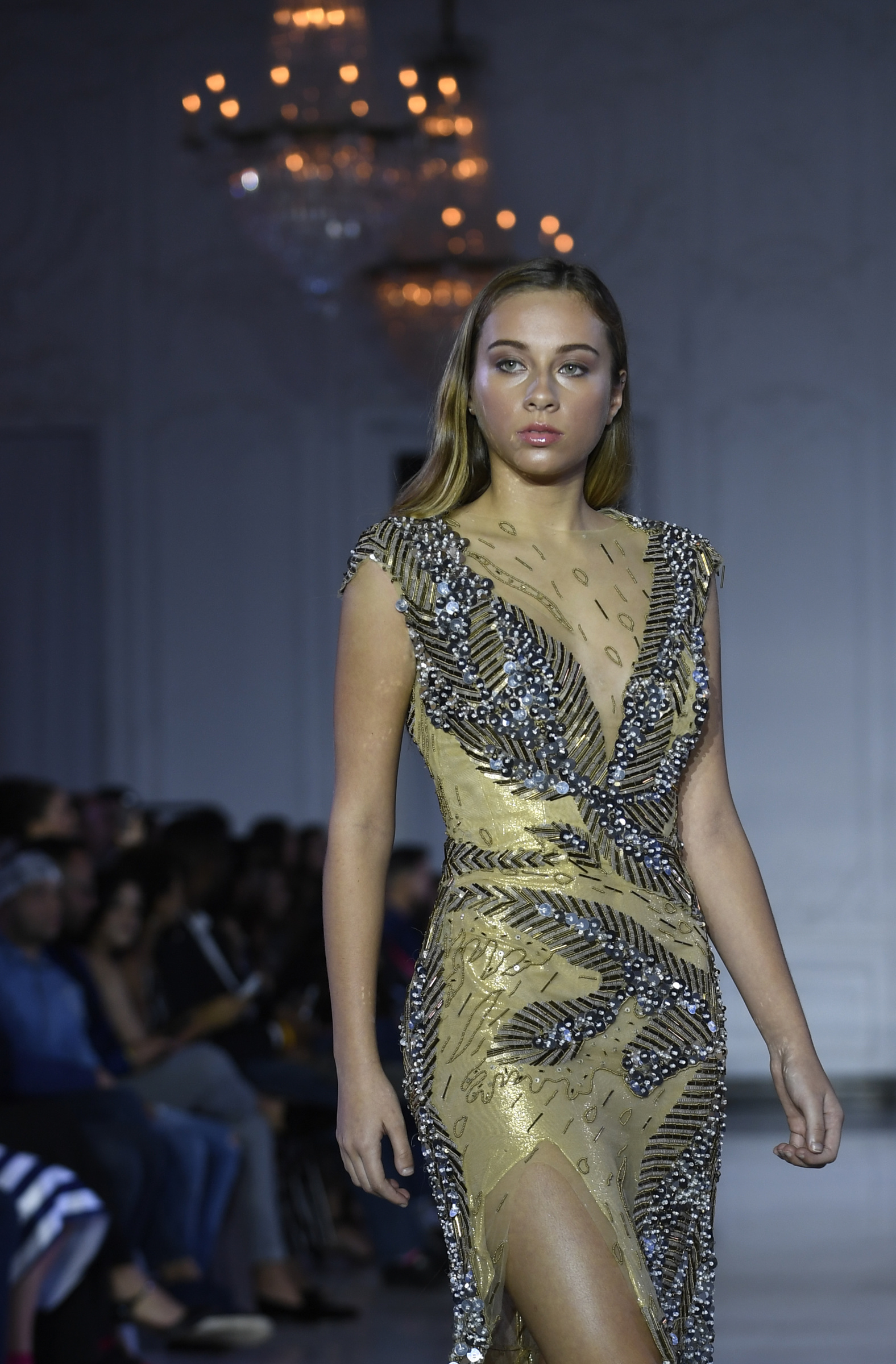 Exquisito vestido bordado con lentejuelas y canutillos, en tonos metálicos de Lucía Rodríguez, de República Dominicana. Foto Ángel Luis García.