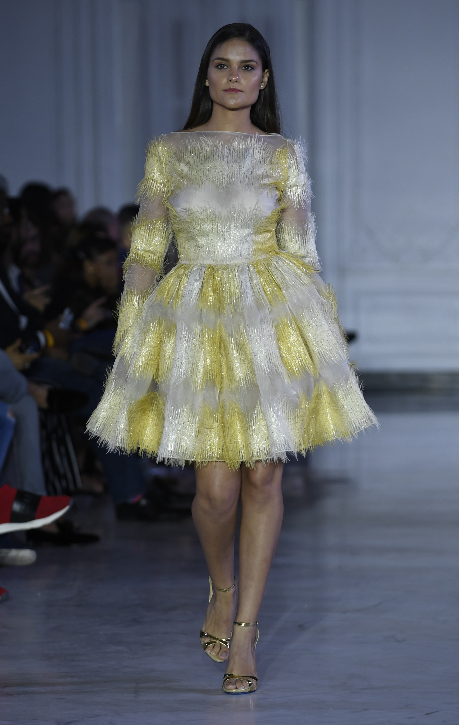 Traje de cóctel con manga larga y flequillos. Foto Ángel Luis García