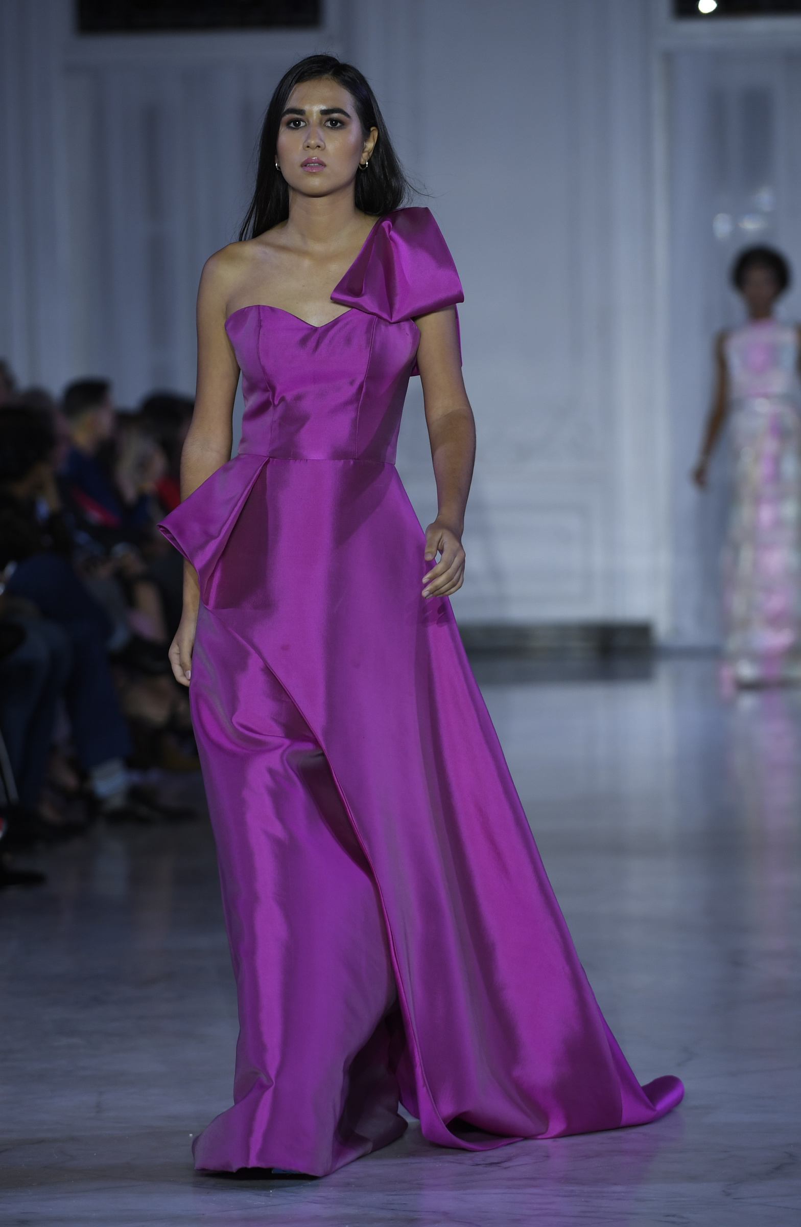 Vestido de gala malva vibrante de un solo hombro y falda amplia. Foto Ángel Luis García