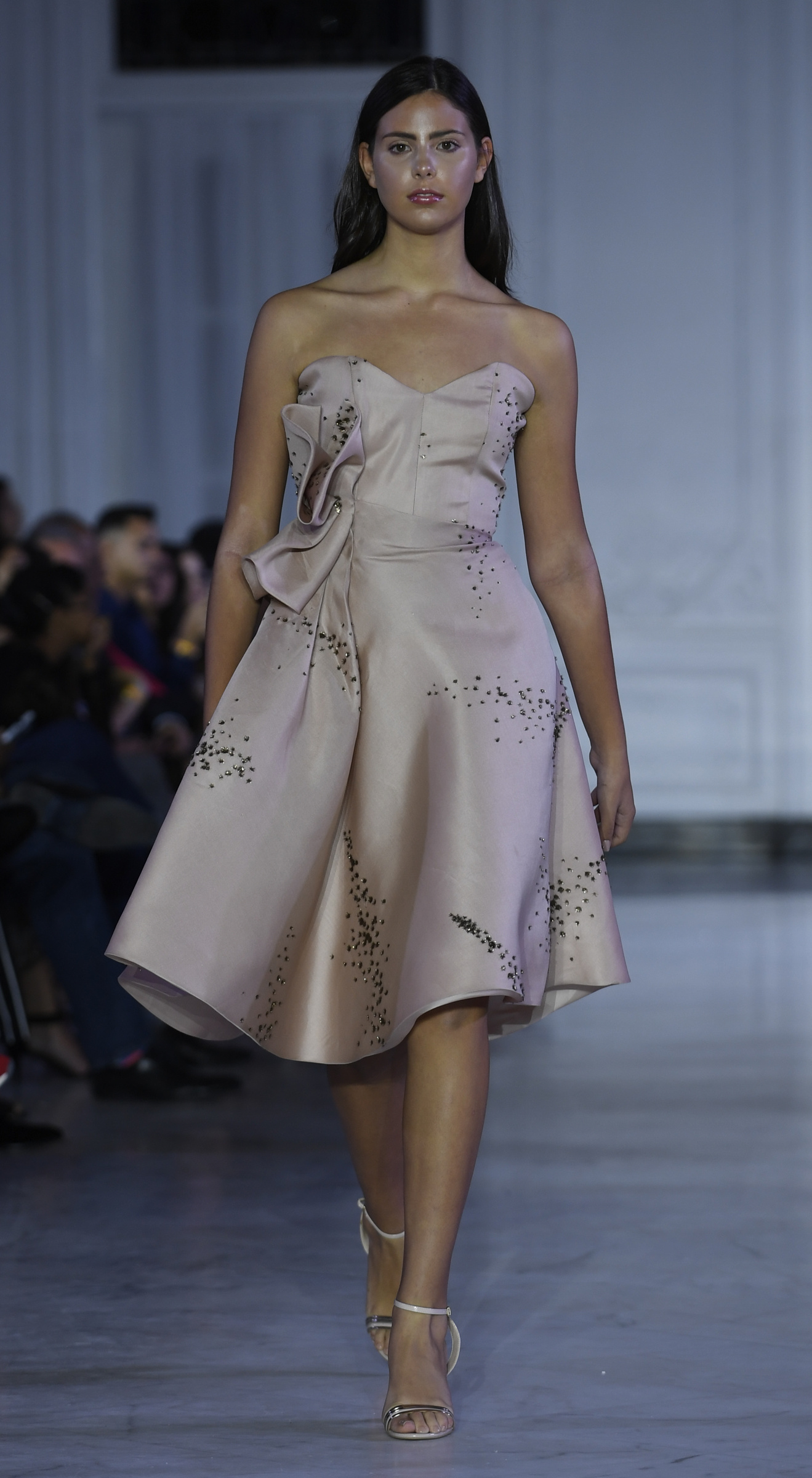 Vestido de cóctel "strapless" con delicado bordado en pedrería de Lucía Rodríguez para San Juan Moda 2018. Foto Ángel Luis García