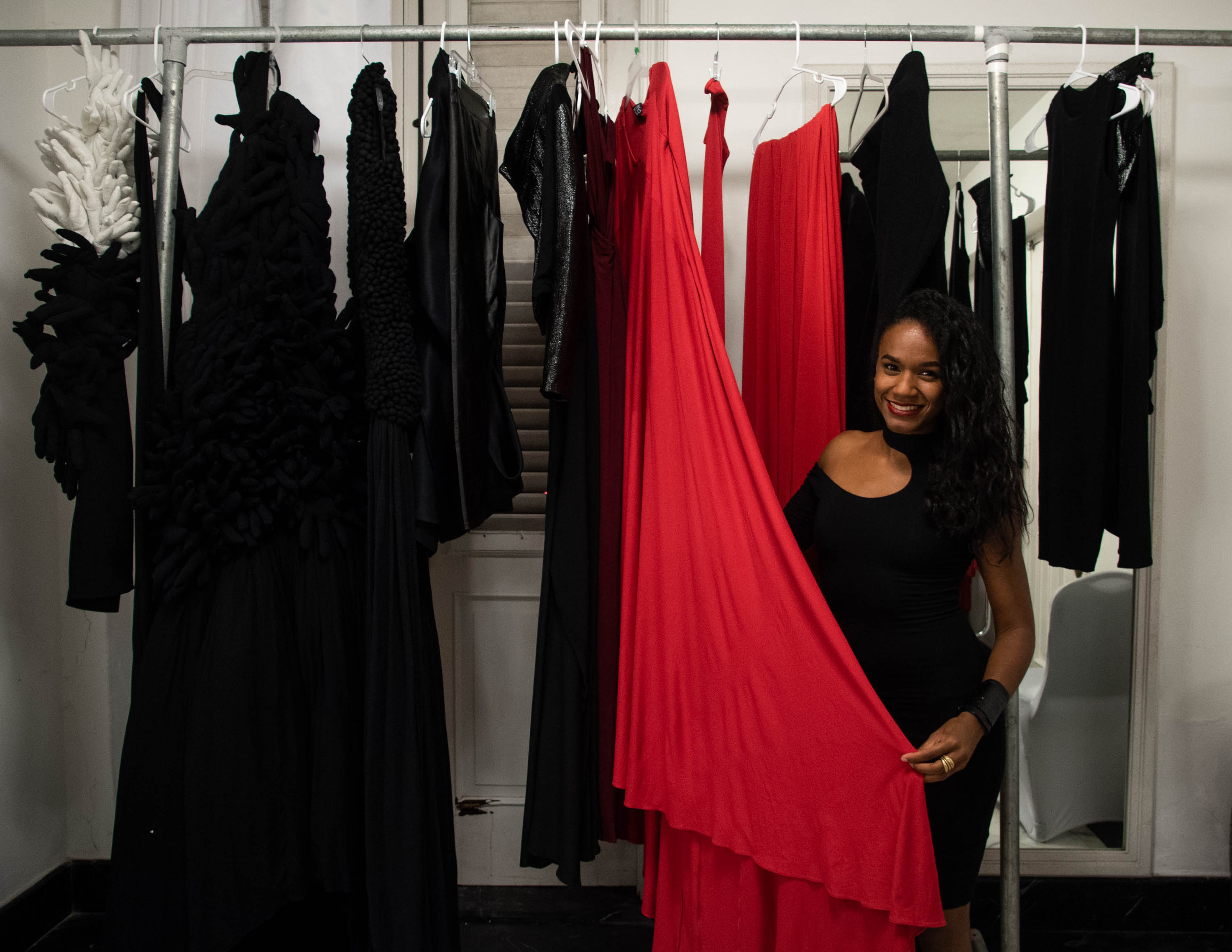 La diseñadora Jeannette Limas posa junto a algunos de las piezas de su colección Primavera Verano 2019 que presentó en San Juan Moda 2018. Foto Especial: Gabriella Báez