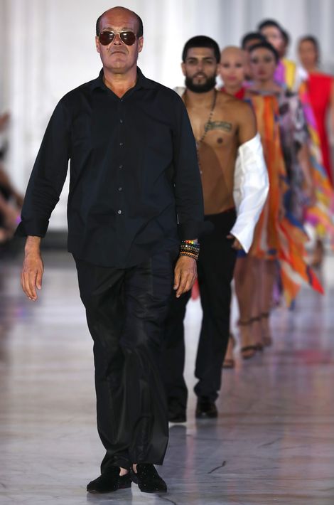Rubén Darío presentó una colección en la que predominó una paleta de colores sencilla, protagonizada por el blanco, el negro y el rojo. (Foto: David Villafañe)