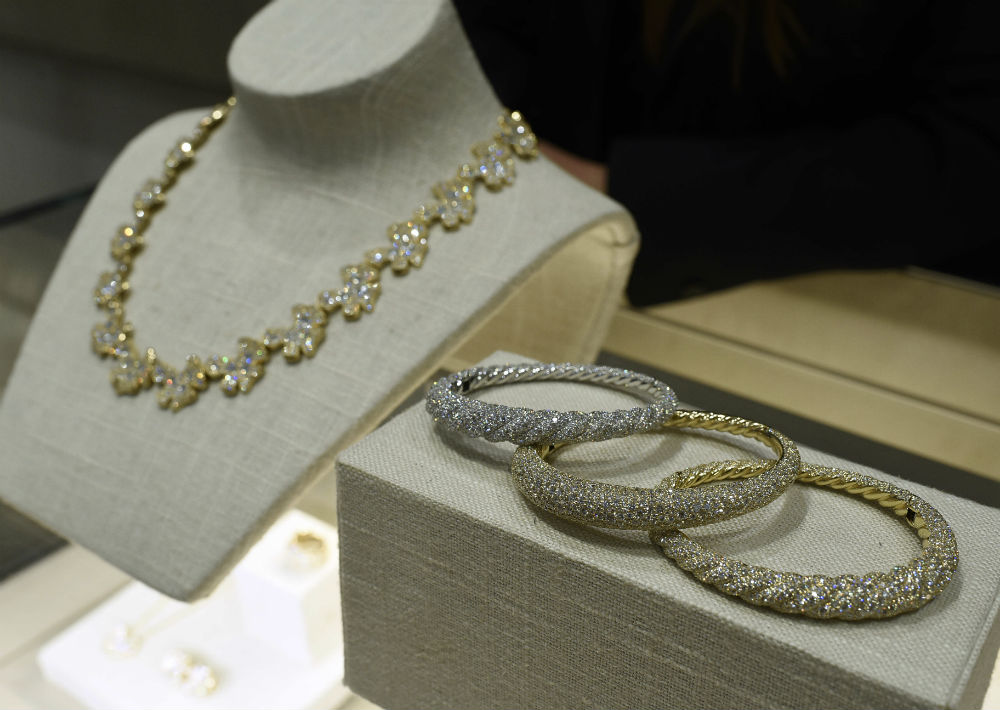 David Yurman -al centro- y el equipo de ventas de la boutique que lleva su nombre. (Foto: Ingrid Torres)