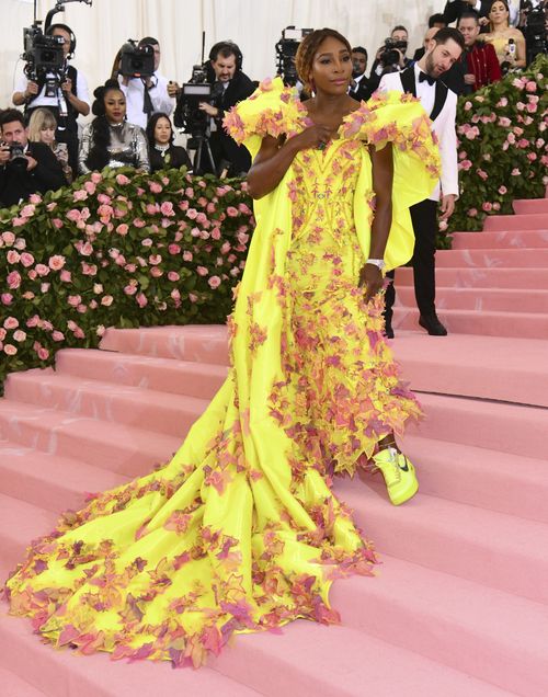 La tenista Serena Williams acompañó su vestido con calzado deportivo. (AP)