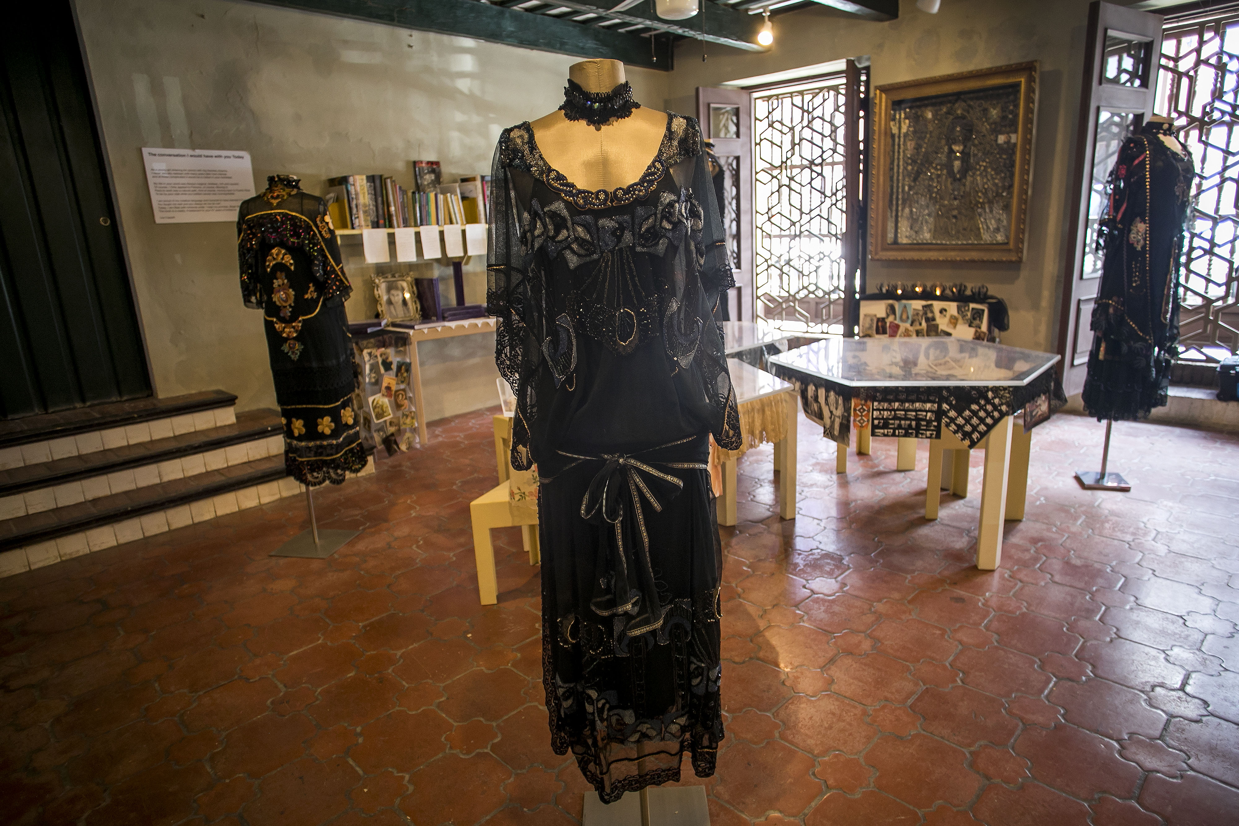 La exposición ocupa el primer piso del edificio, mientras que en la segunda planta hay un solo vestido de la diseñadora fallecida a los 57 años a consecuencia del cáncer. (Foto: Xavier García)
