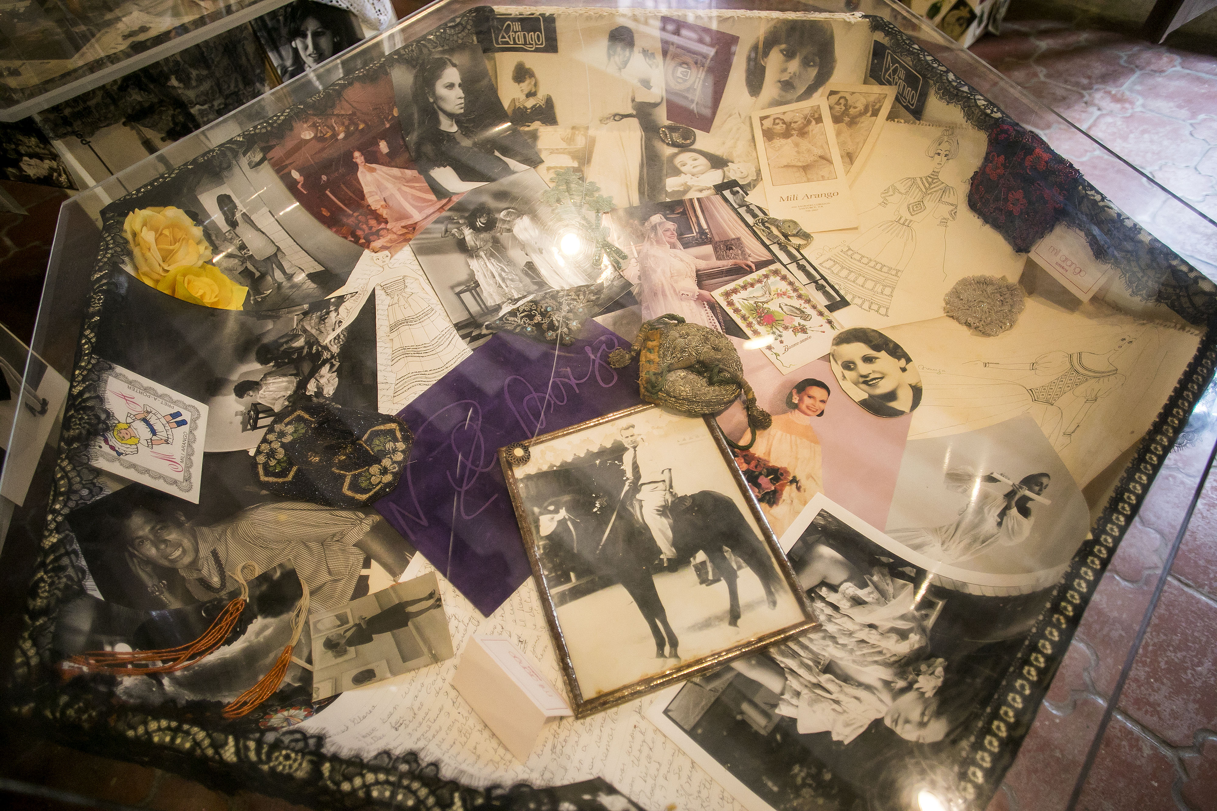 En uno de los salones se encuentran tres mesas con objetos, fotos, ilustraciones, artículos de periódicos, libros y pertenencias de Arango. (Foto: Xavier García)