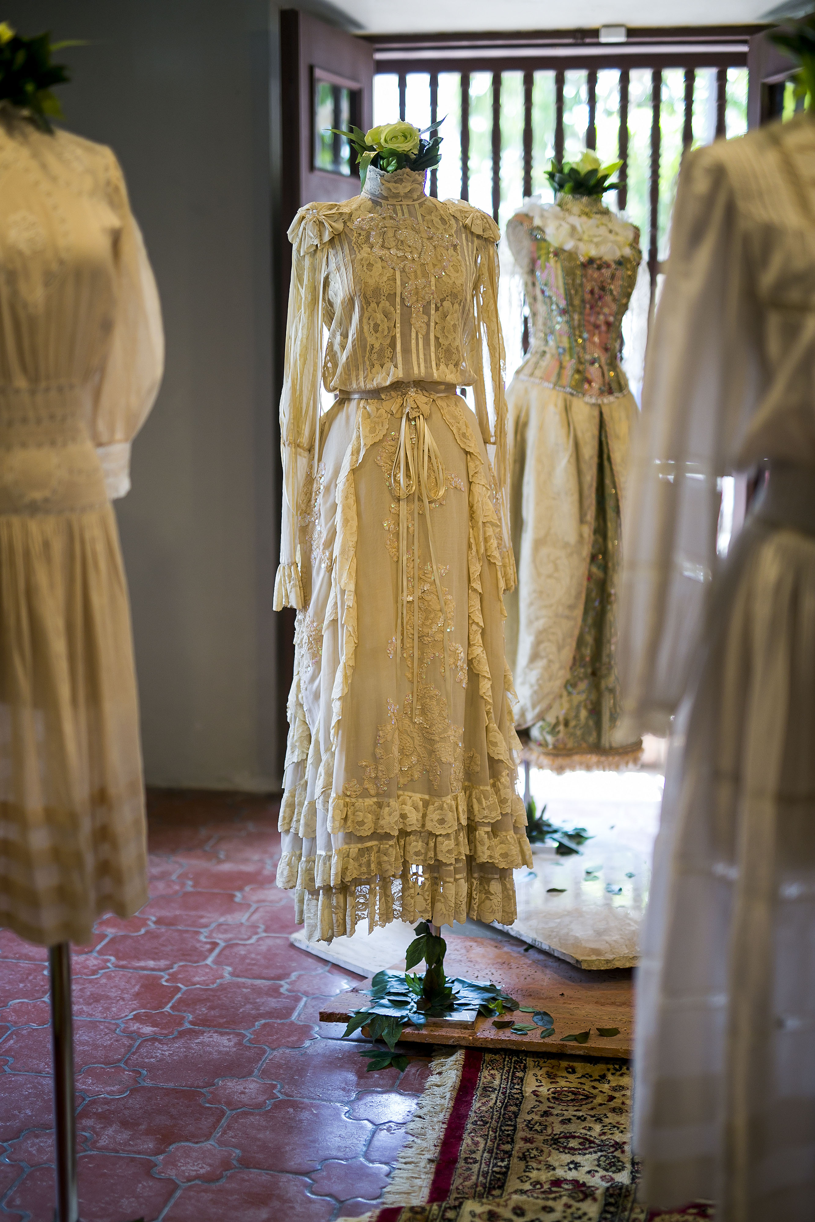 Cuando se trataba de hacer trajes de novia, Arango sabía como plasmar el romanticismo y la femineidad que sus clientas buscaban. (Foto: Xavier García)