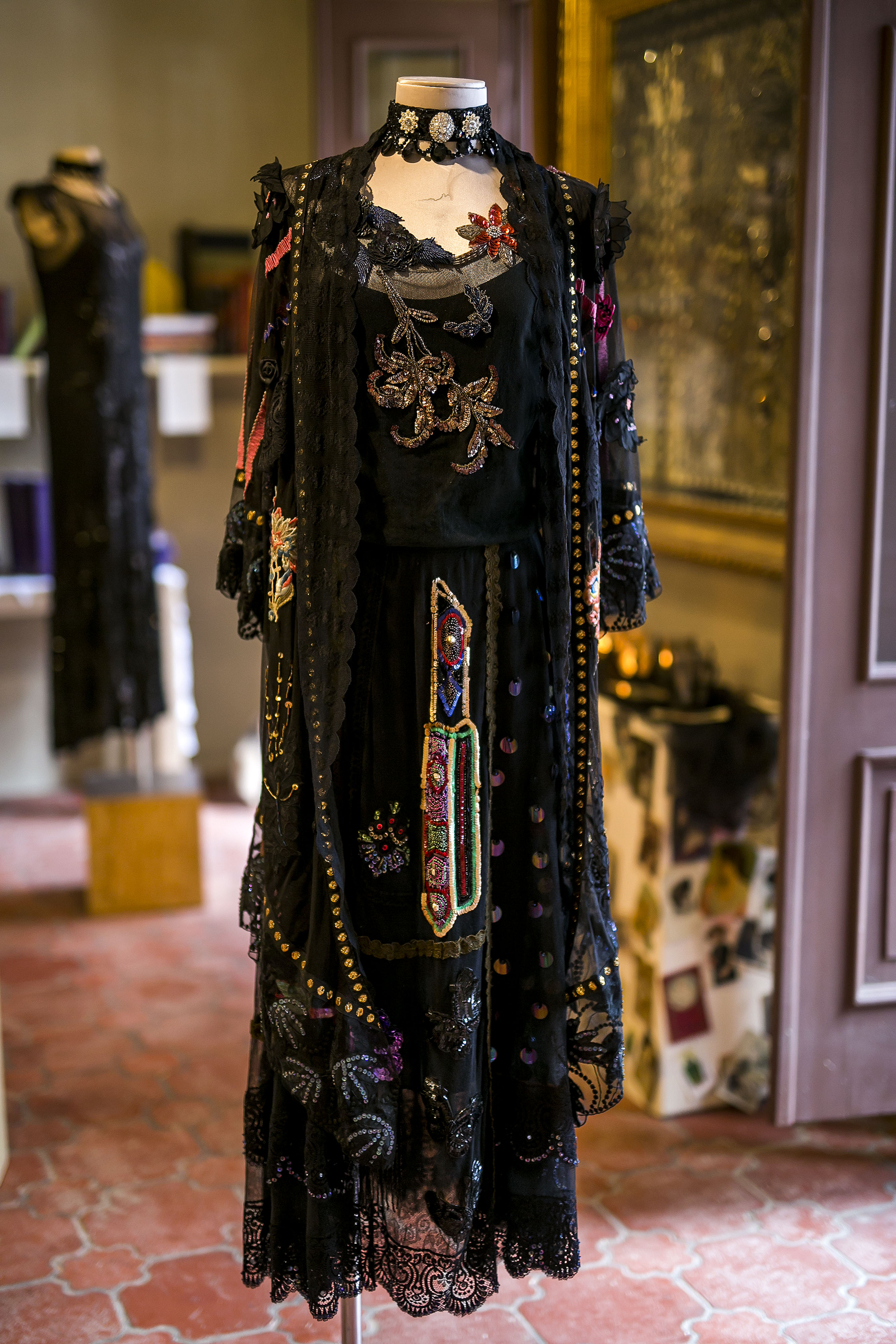 Algunos vestidos cuentan con detalles y bordados que la diseñadora y artista consiguió en un viaje a París. (Foto: Xavier García)