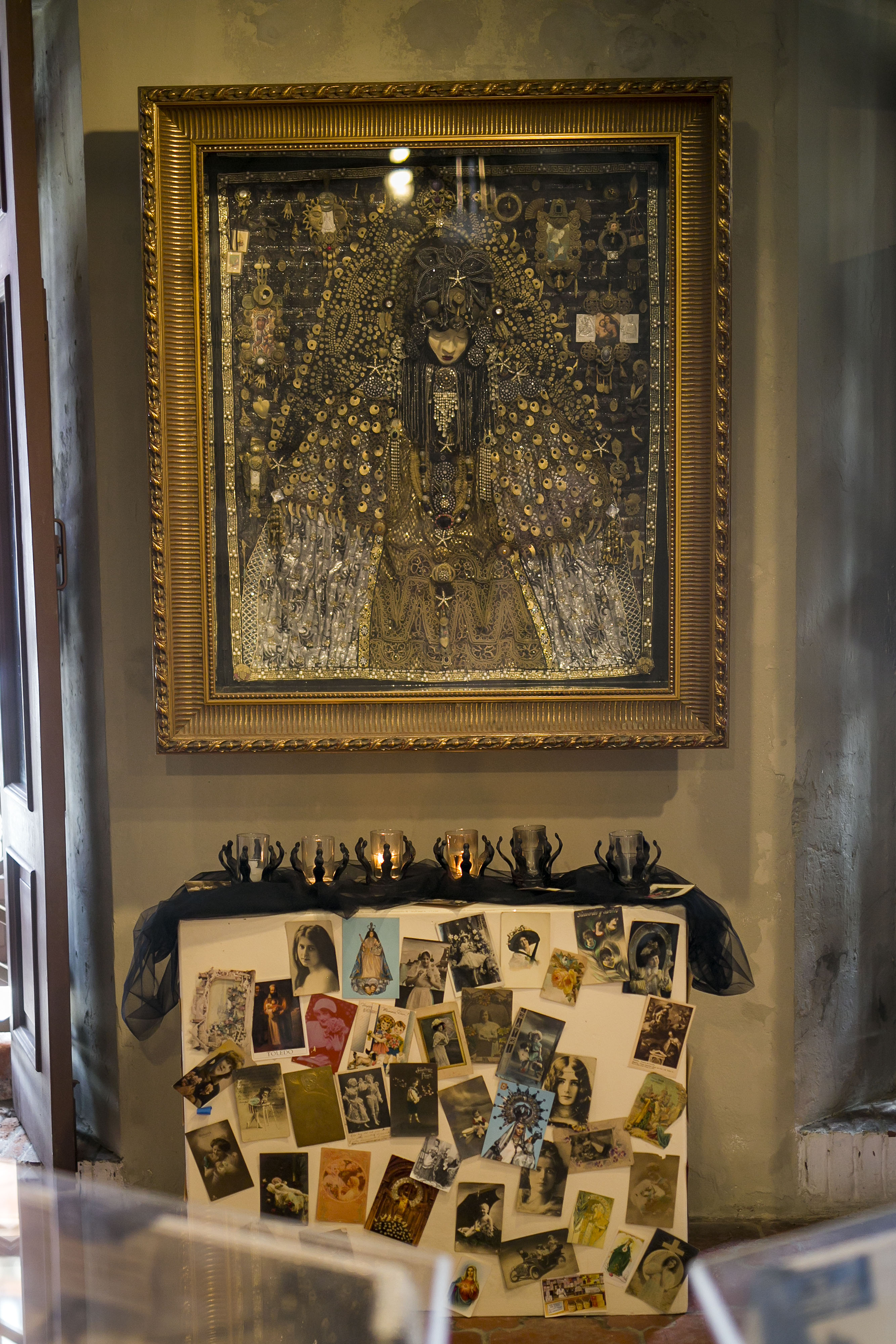 Hay varios nichos con elementos religiosos. (Foto: Xavier García)