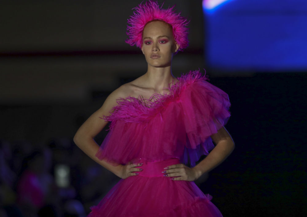 Luis Antonio seleccionó 10 colores y creó de ropa con cada uno, llevando a la pasarela una variedad de estilos monocromáticos. (Foto: David Villafañe)