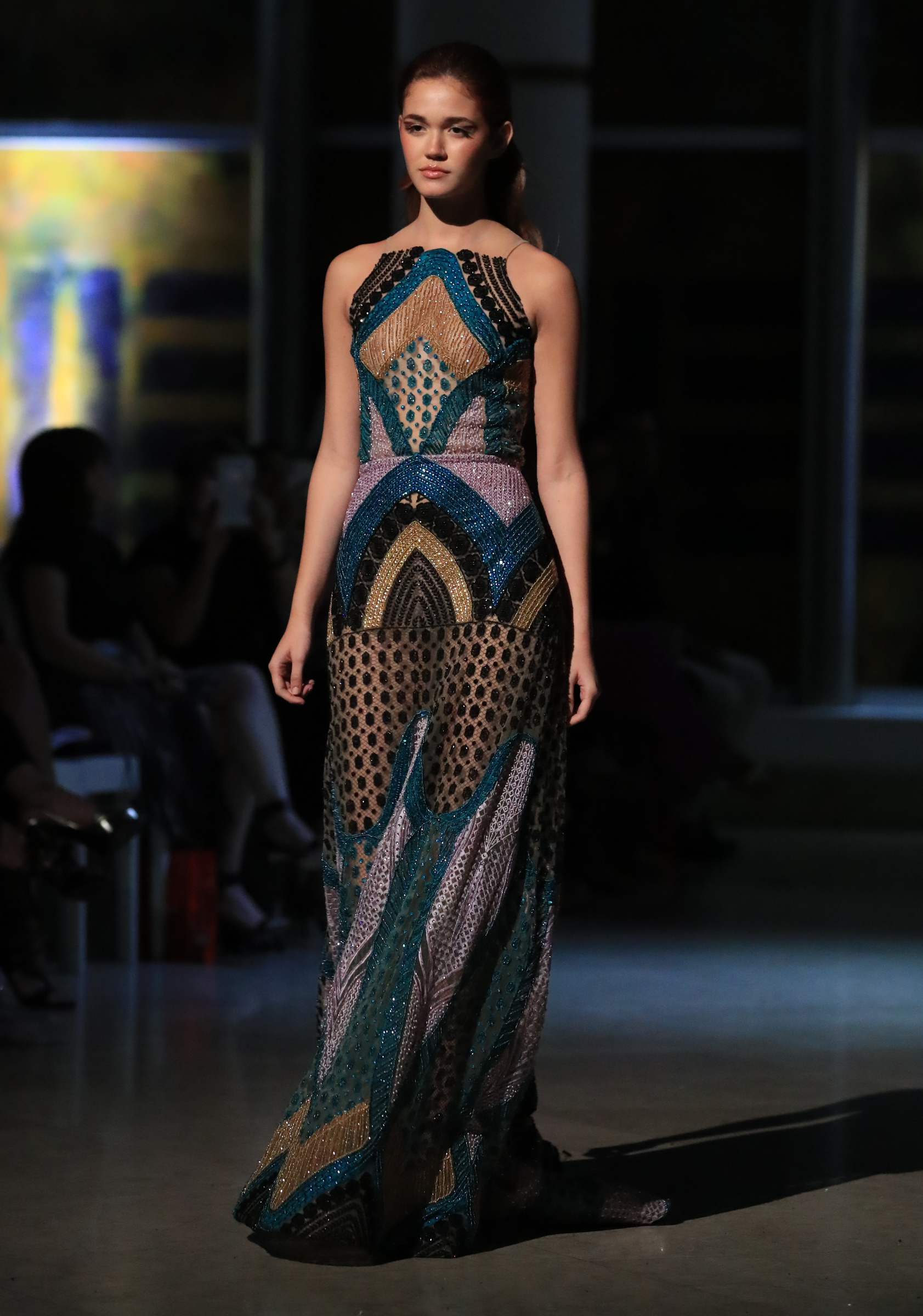 Una de las piezas más aplaudidas de la noche, fue este vestido largo con cuello "halter" en tonalidades de lavanda, turquesa, cobre y negro. Foto david.villafane@gfrmedia