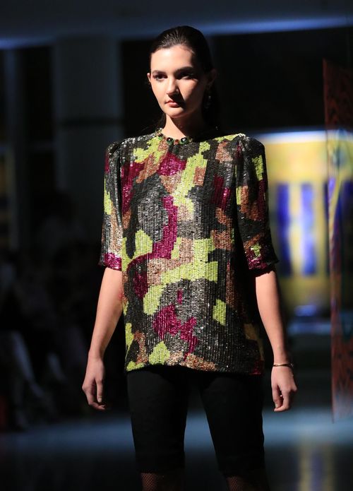 Blusa bordada en pedrería con bloques de colores, cuello redondo decorado con pedrería y pantalón. Foto david.villafane@gfrmedia