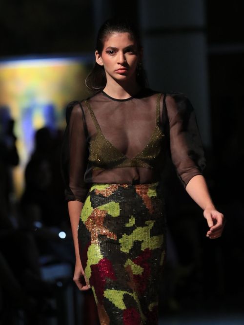 Blusa de cuello redondo transparente en organza sobre top dorado, combinado con una falda estrecha confeccionada completamente en lentejuelas de colores, entre tonos de verde, cobre y rosa subido.Foto david.villafane@gfrmedia