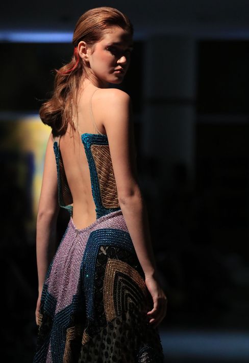 Detalle del sugerente escote de espalda de un vestido largo. Foto david.villafane@gfrmedia