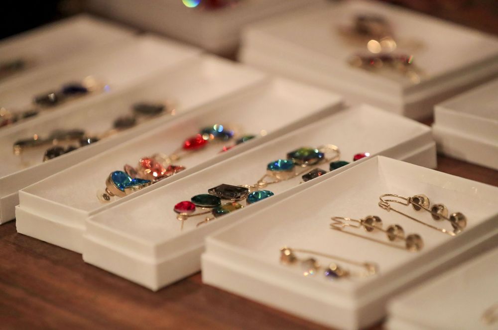 Alberto Torres diseñó los complementos para los modelos de Eclíptica, con piezas que recordaban los años 80 y 90, entre piedras de colores e imperdibles dorados, en "pins" dobles, con cadenas y como pantallas. También cintos de colores brillantes -amarillo, fucsia, turquesa- con hebillas doradas en forma de paleta de pintor y pedrería. Foto david.villafane@gfrmedia