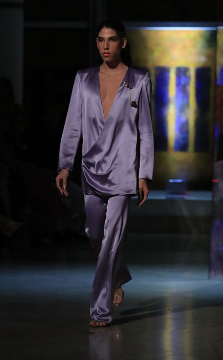 Un dos piezas en seda lavanda, con túnica de suave caída, prendedor doble con cadena y pantalón. Foto david.villafane@gfrmedia
