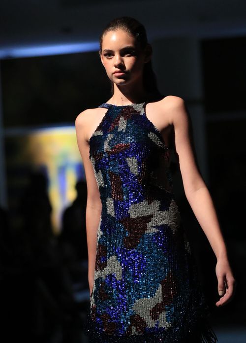 Vestido con cuello estilo "halter"bordado en pedrería en bloques de color en tonalidades de azul, gris y morado. Foto david.villafane@gfrmedia
