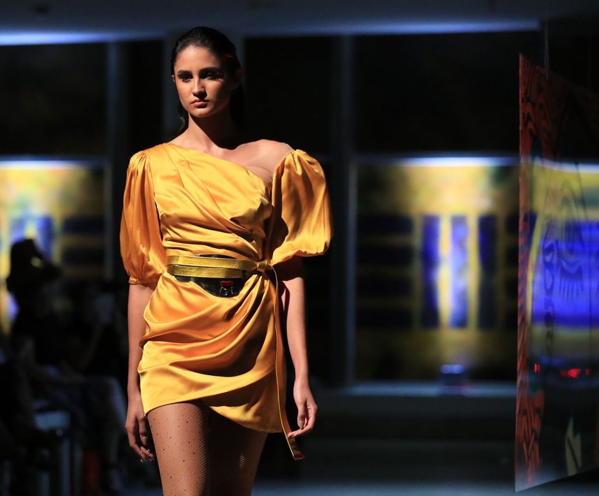 Vestido corto con manga bombacho y drapeado en amarillo girasol. Foto david.villafane@gfrmedia