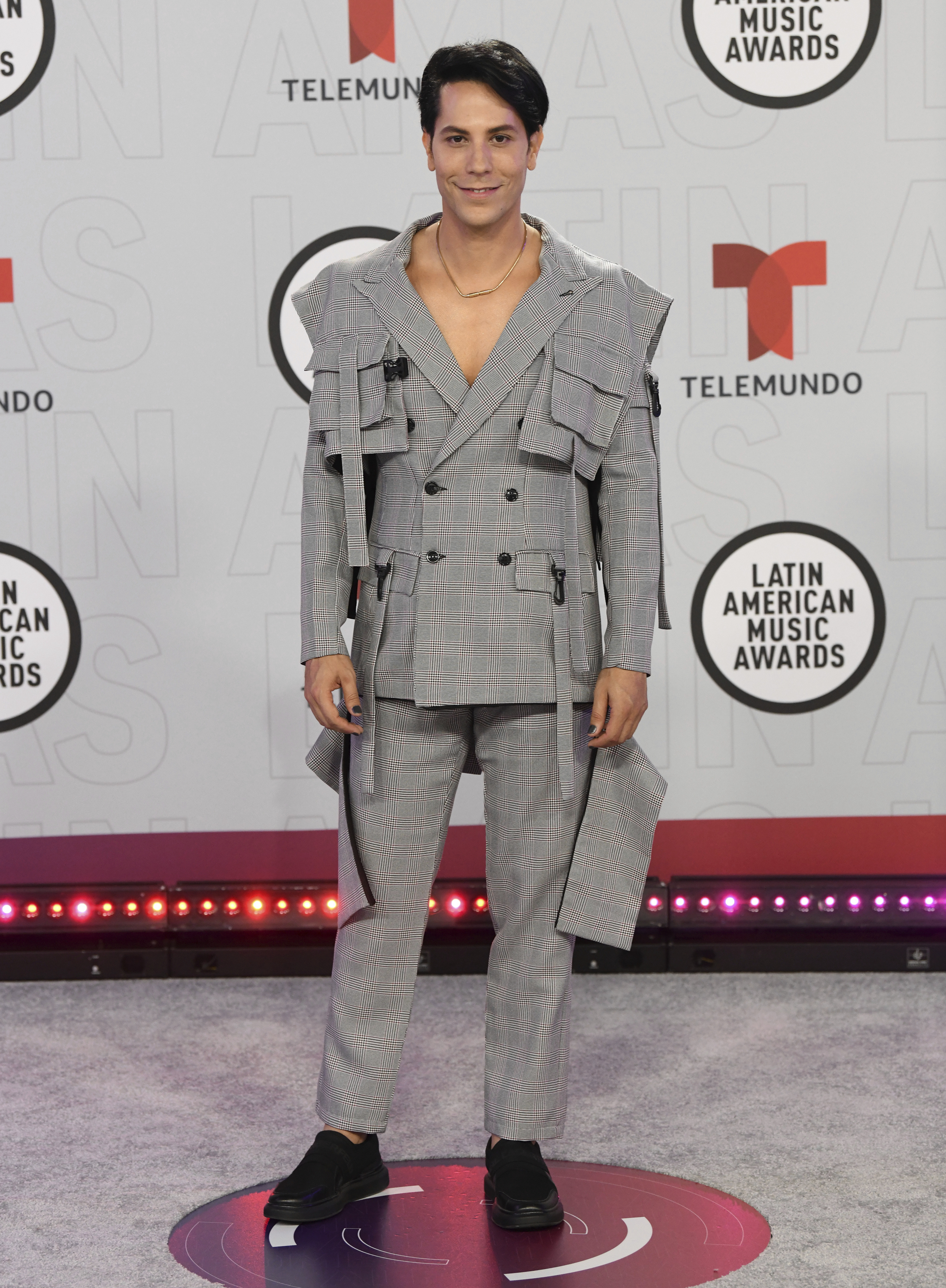 Christian Chávez eligió un traje del diseñador filipino Francis Libiran. (AP)