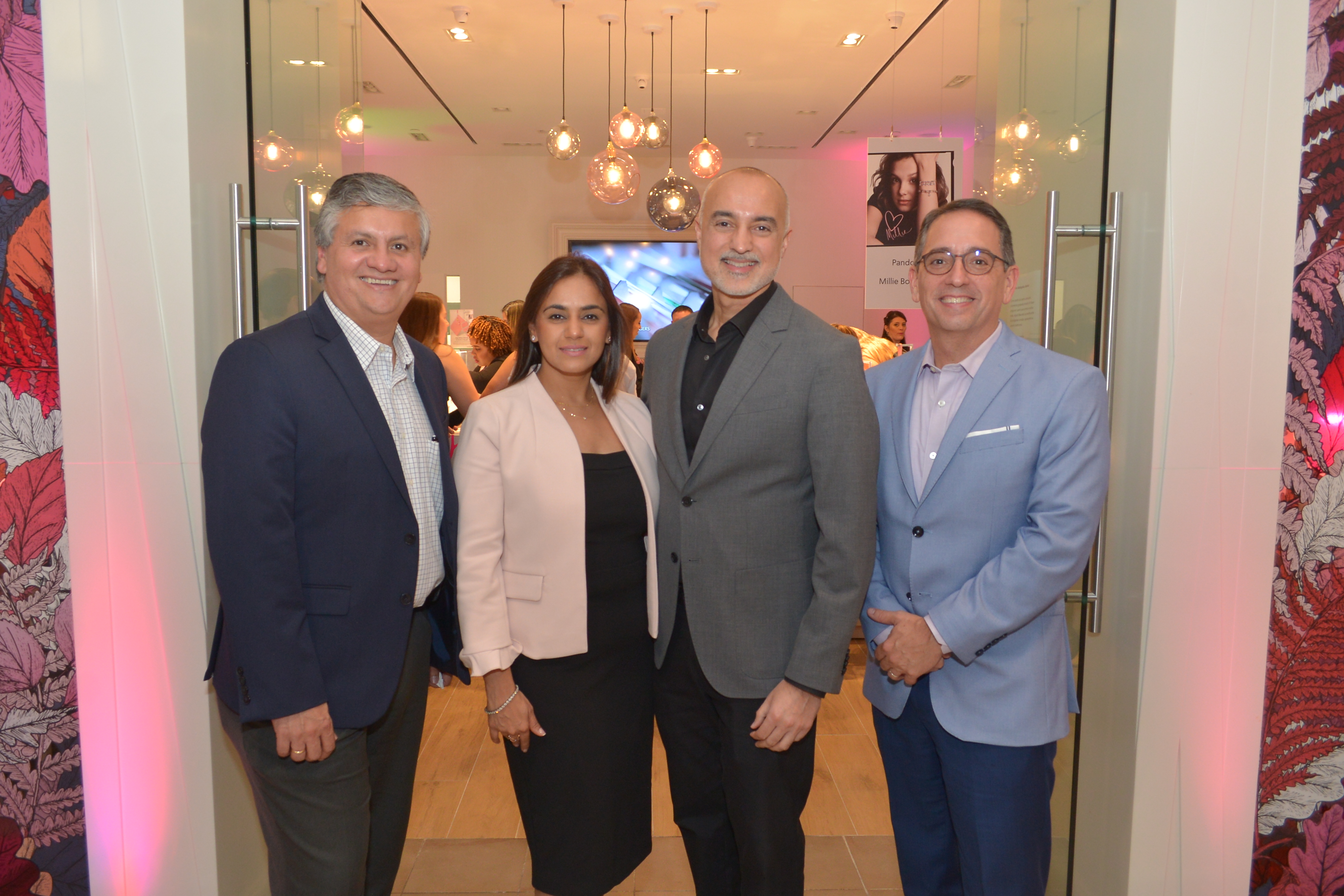 Daniel Umaña, Bhavna y Vijay Khemlani, propietarios de la tienda, junto a Carlos Moreno. (Enid M. Salgado Mercado)