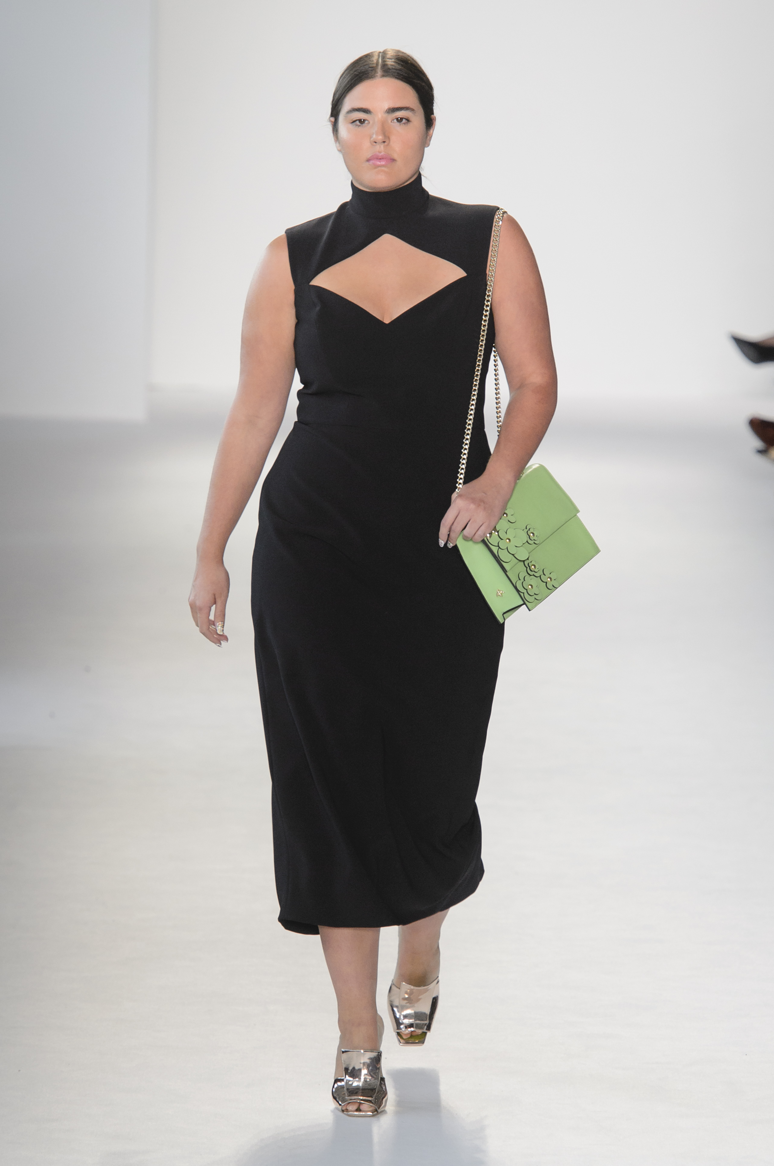La modelo plus Alessandra Garcia en Christian Siriano. (WGSN)