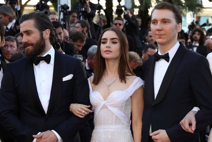 Lily Collins lució un collar de alta joyería en diamantes y platino emparejado con anillos de oro blanco y diamantes de la colección Serpenti.