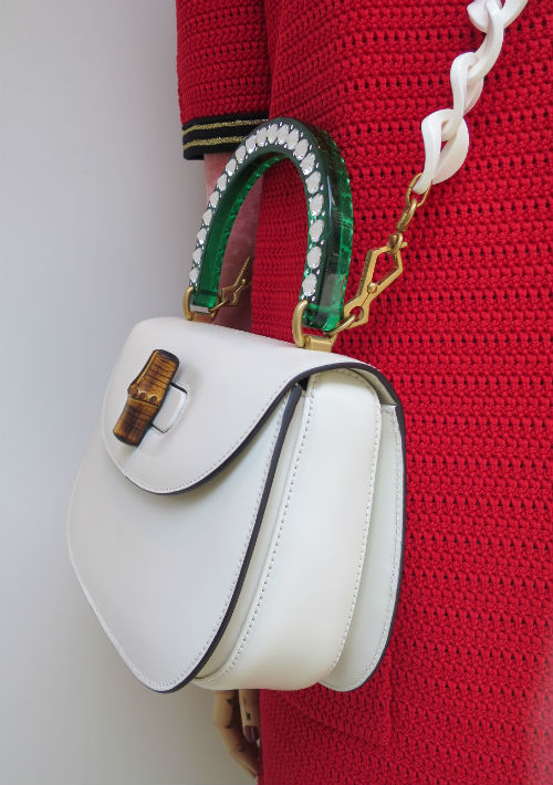 CARTERA. Un bolso de diario blanco como “statement” en tu ajuar: grande y de asa corta. (WGSN)