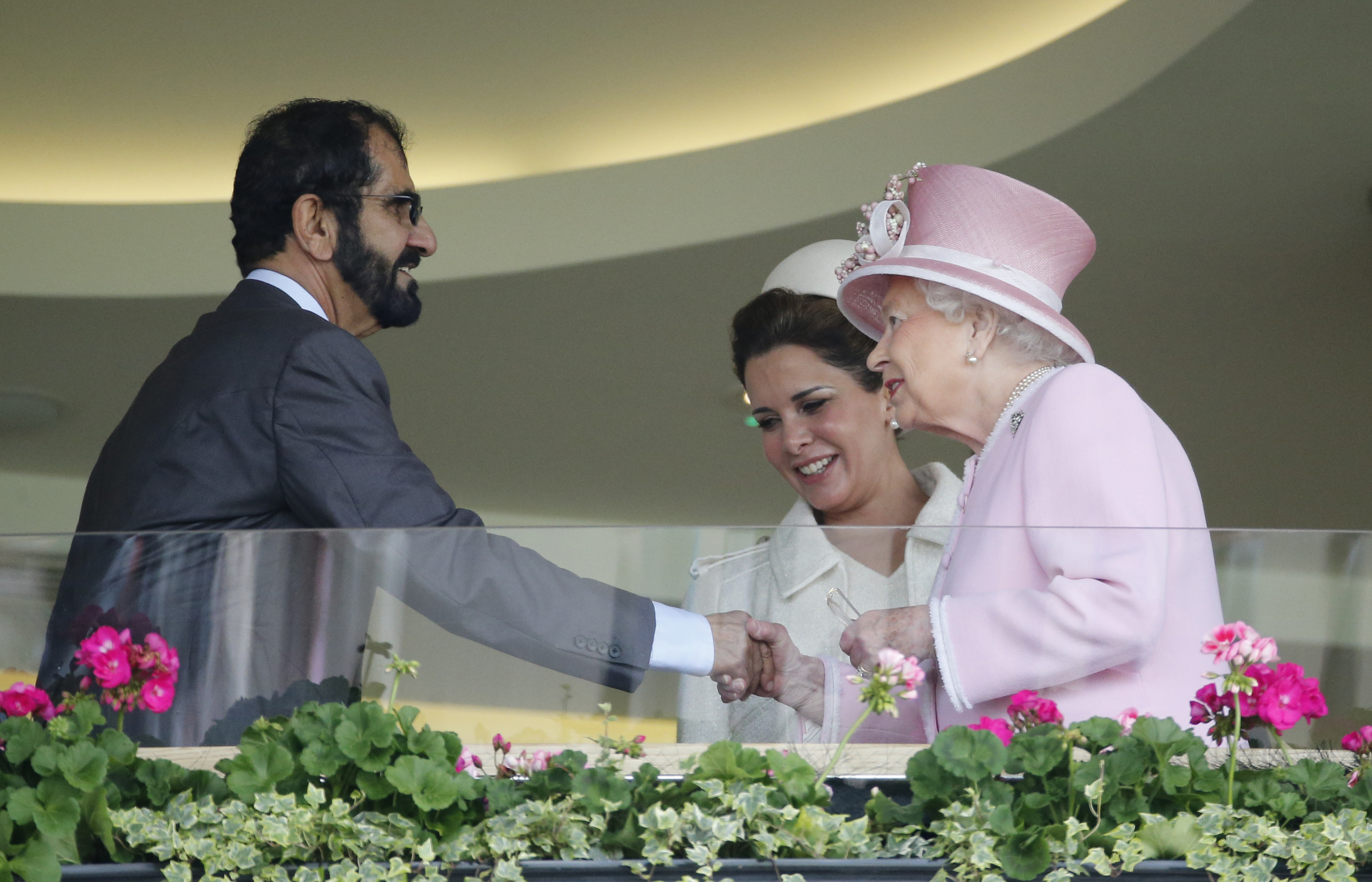 Haya junto a su esposo y la reina Elizabeth II durante el segundo día de las carreras de caballos Royal Ascot en Ascot, Inglaterra, en 2016. (Archivo)