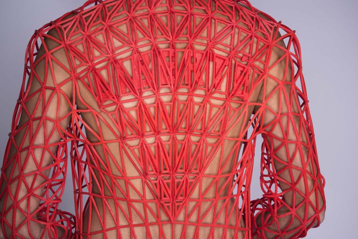 Espalda de una chaqueta creada con filaflex, por la diseñadora Israelí Danit Peleg.