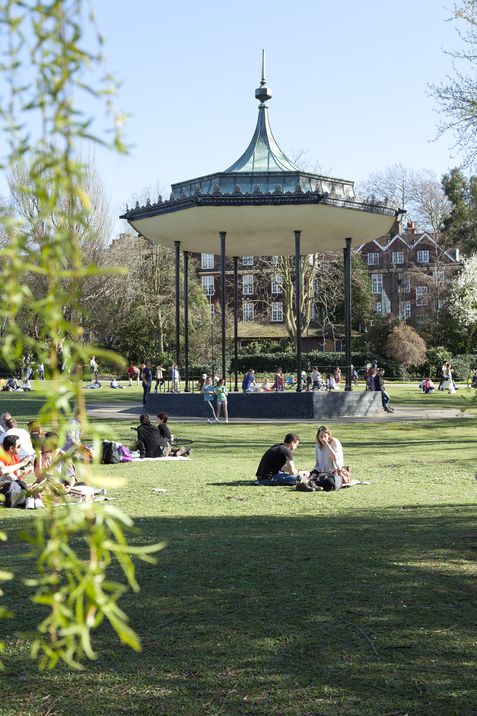 Jóvenes disfrutan del buen clima en verano en Regent´s Park.