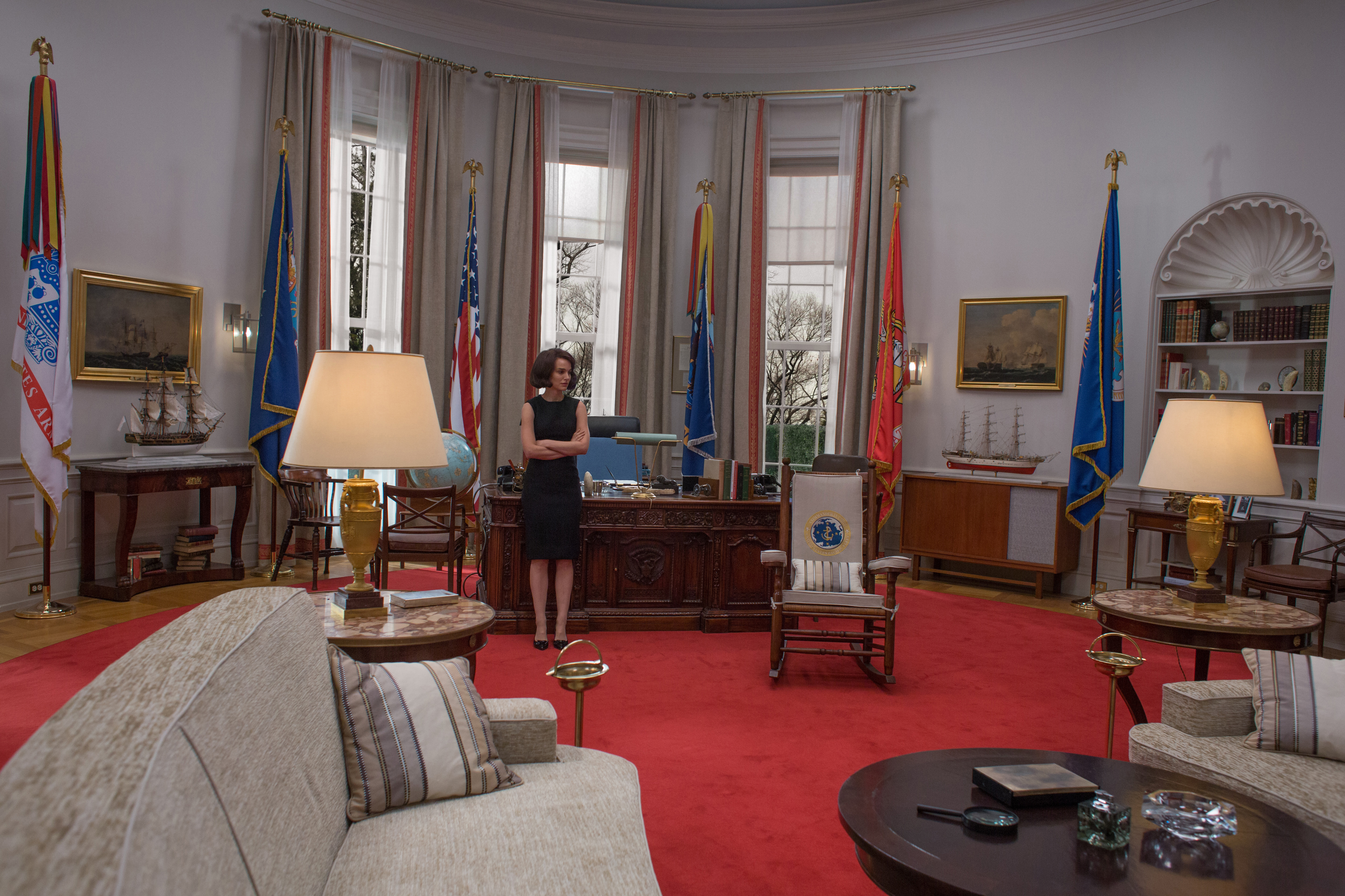 La película rescata uno de los objetos-símbolo: la mecedora en la que se sentaba Kennedy por sus problemas de espalda al ser herido en la Segunda Guerra Mundial., y en la que tantas veces fue fotografiado en el Despacho Oval.