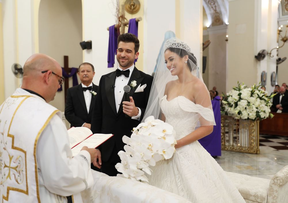 La ceremonia se celebró en la Catedral de San Juan. El arreglo personal de la novia fue de Gerald Santiago. Fotografia: Keren Photography