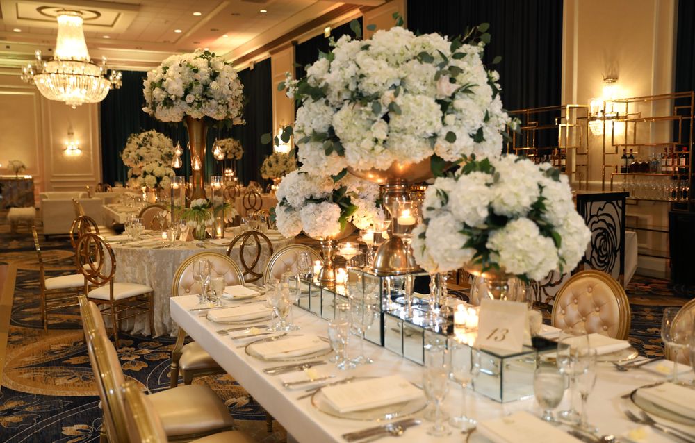 La hermosa decoración con hortensias blancas y detalles en dorado para la recepción en el Hotel San Juan, estuvo a cargo de Luciano Designer. Música de Apiacere, Red & Blue
y el bizcocho de Vanessa Caro. Fotografia: Keren Photography