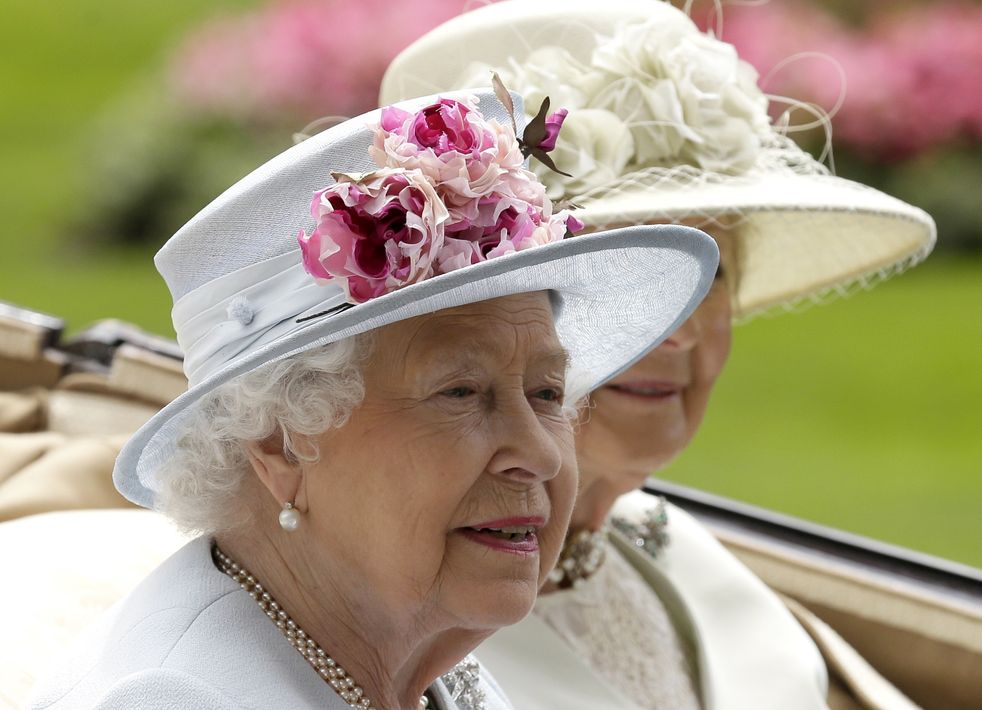 El segundo día la reina luce un sombrero color azul cielo, que combina con su vestido. El sombrero va decorado con peonías color rosa que descansan en la parte delantera. (Foto: AP)