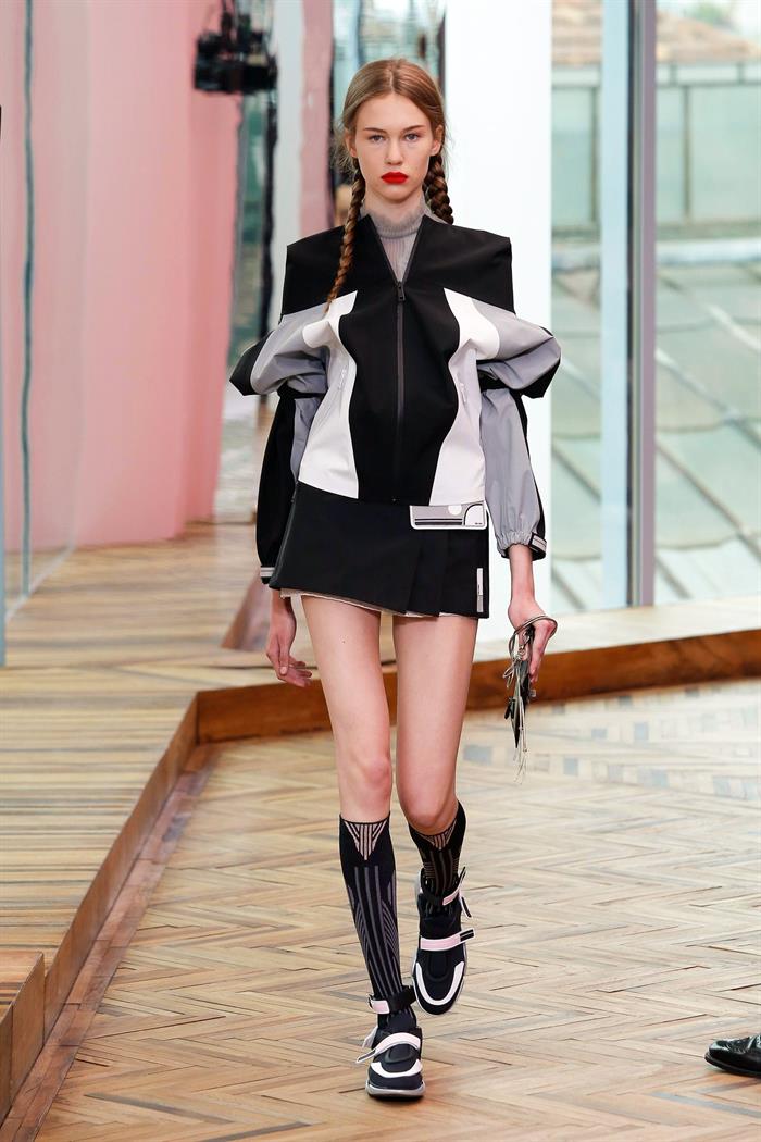 “Quería trabajar en lo contemporáneo, lo que significa de alguna manera deporte, pero para llevarlo a una especie de metamorfosis, a la elegancia“, dijo Miuccia Prada.