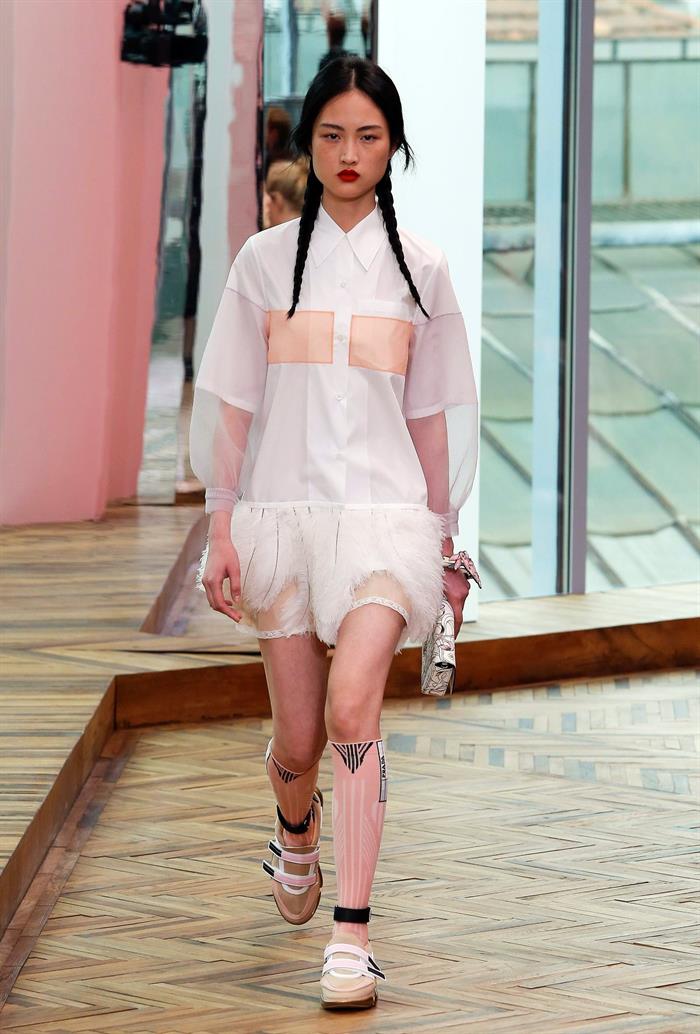 La colección fue exhibida en un nuevo espacio de exposiciones Prada Osservatorio, en el centro de la Vittorio Emmanuel Galleria de Milán. EFE