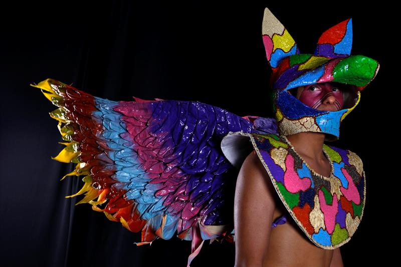 Con el tema Los Alebrijes, en la undécima edición los jóvenes diseñadores emplearon partes de alimentos para confeccionar sus diseños. EFE