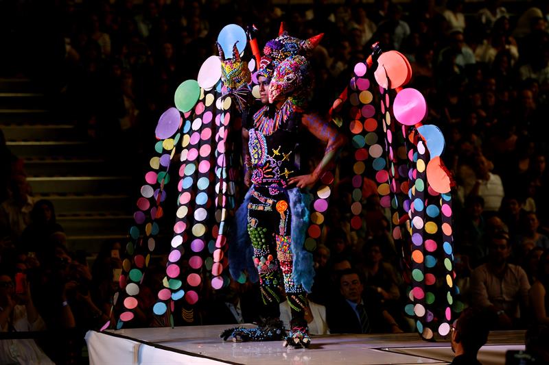 Con el tema Los Alebrijes, en la undécima edición los jóvenes diseñadores emplearon partes de alimentos para confeccionar sus diseños. EFE