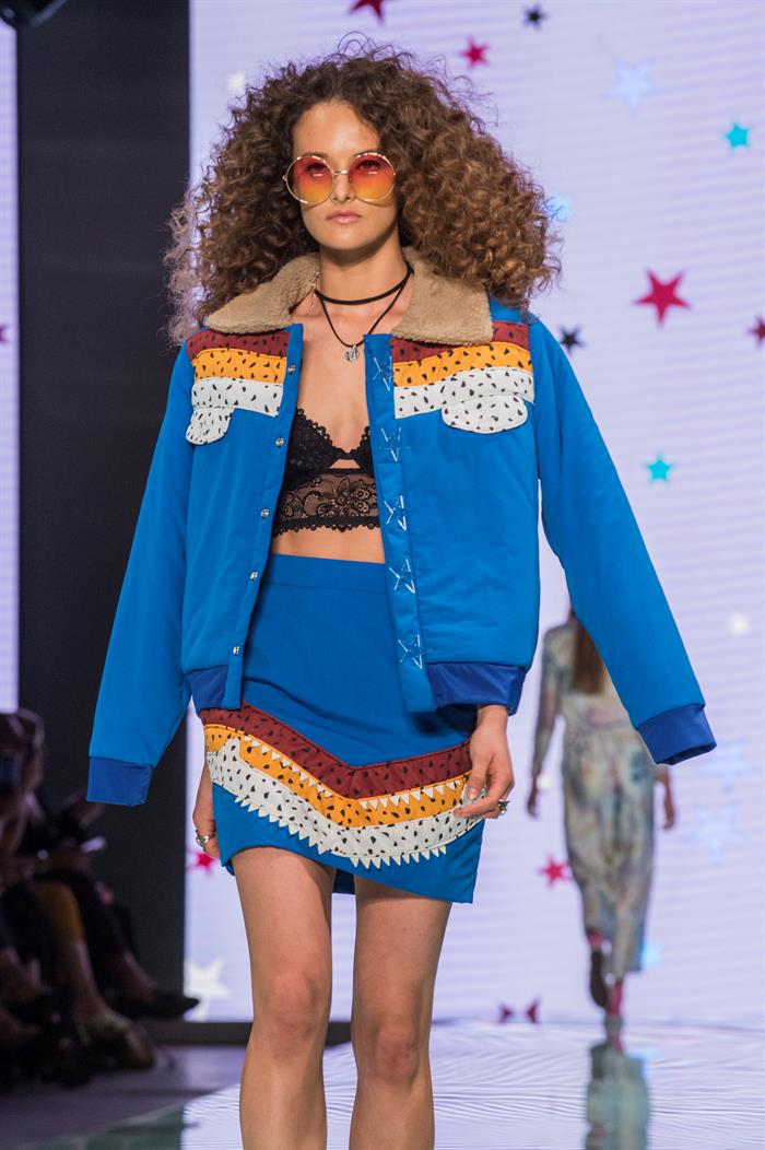 Una modelo luce un colorido traje de la diseñadora Shantall Lacayo inspirado en poemas de su país. Foto EFE/Giorgio Viera.