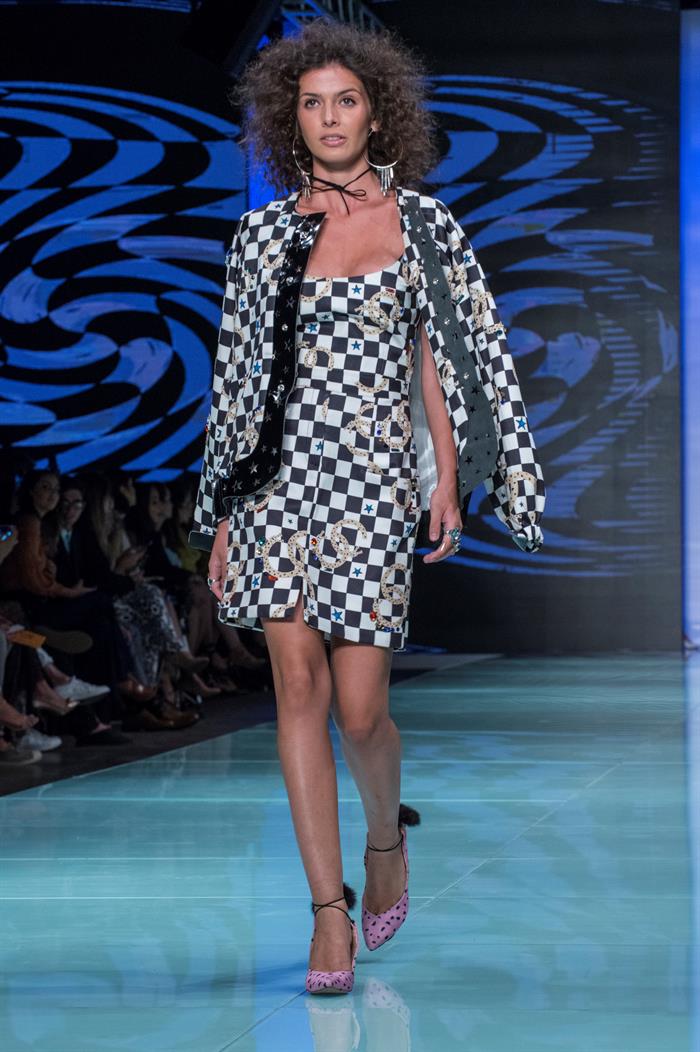 Una modelo desfila durante la presentación de la colección “El Jaguar y la luna“ de Shantall Lacayo en la Semana de la Moda en Miami 2017. Foto EFE/Giorgio Viera.